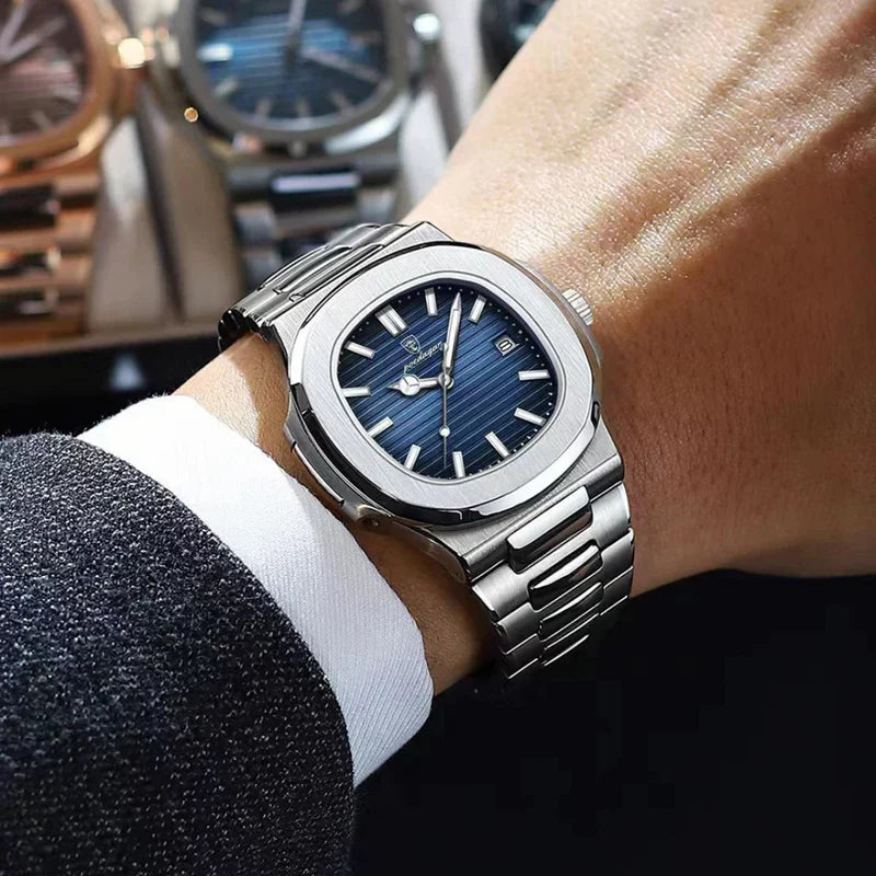 Stijlvol blauw herenhorloge om de pols gedragen bij een jasje