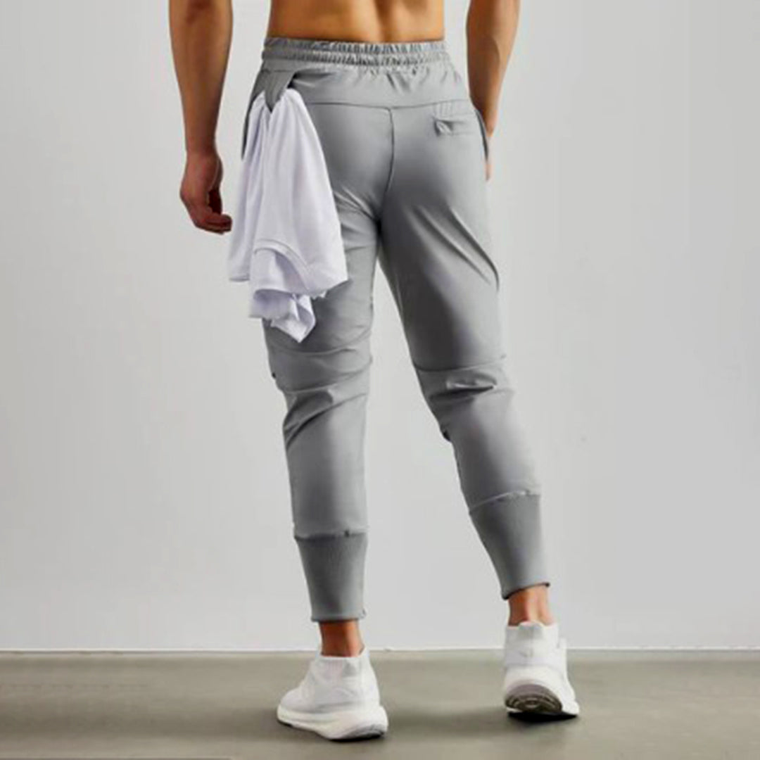 Achterkant van de grijze heren sport joggers met handdoeklus