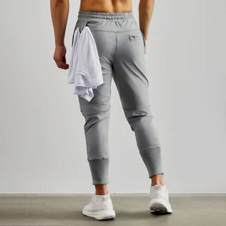 Achterkant van de grijze heren sport joggers met handdoeklus