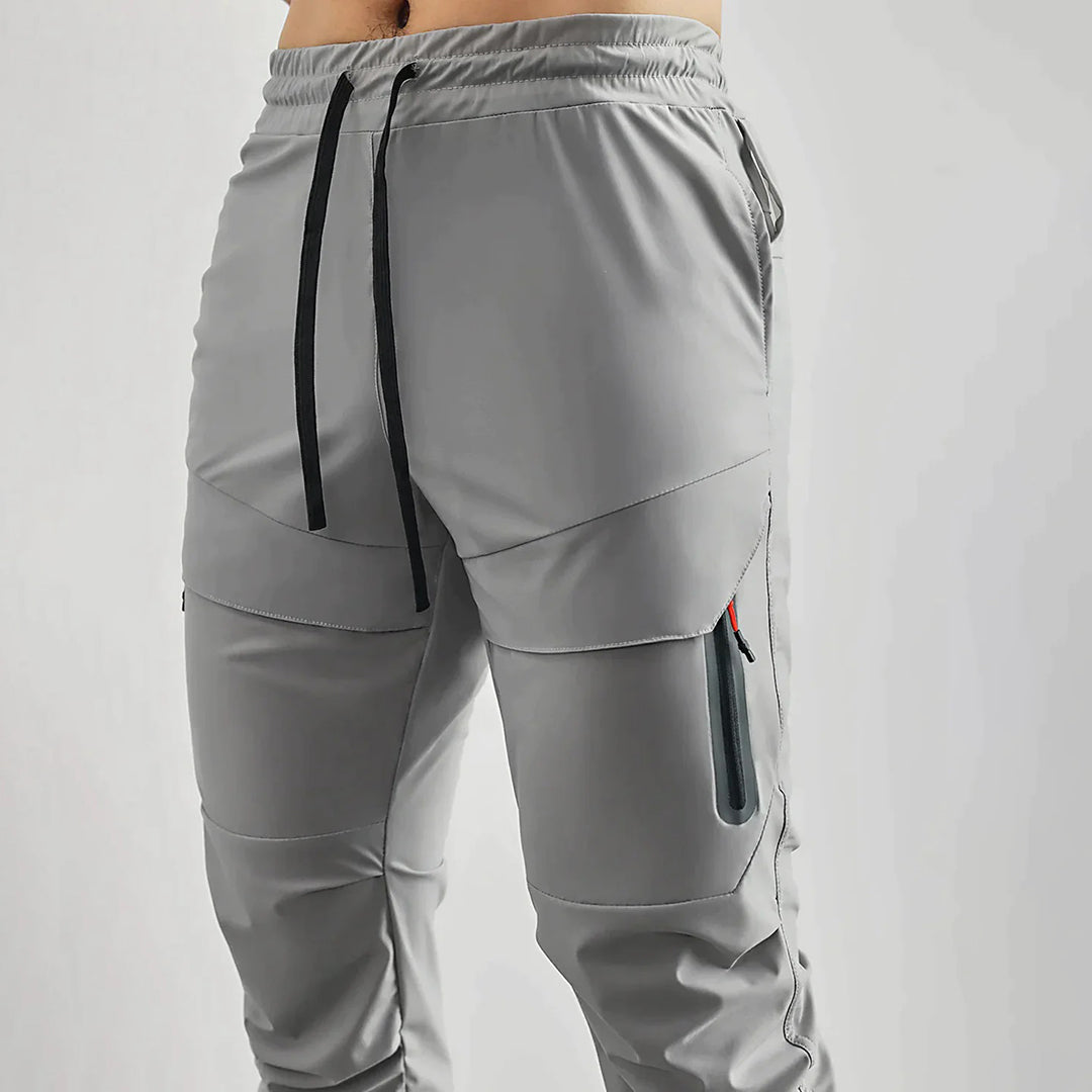 Close-up van de tailleband en zakken van de grijze sport joggers