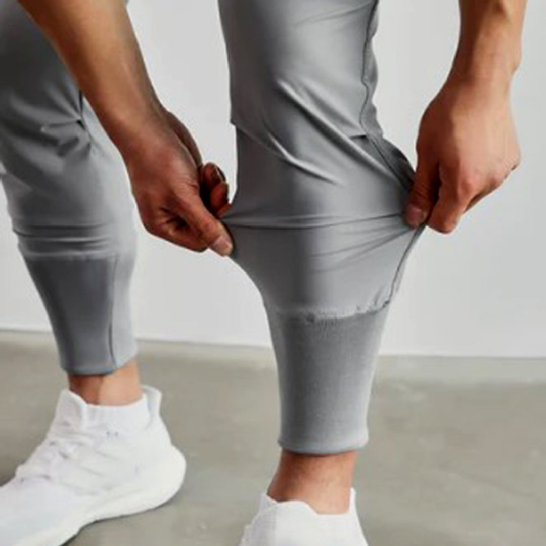 Zwarte sportbroek voor heren met handige zakken met rits, ideaal voor hardlopen.