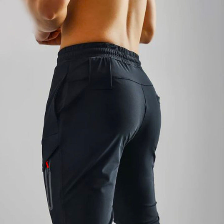 Donkerblauwe tapered sportbroek met ademende stof voor intensieve workouts.