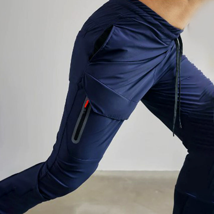 Details van de vochtafvoerende koeltechnologie op de stof van de heren jogger.