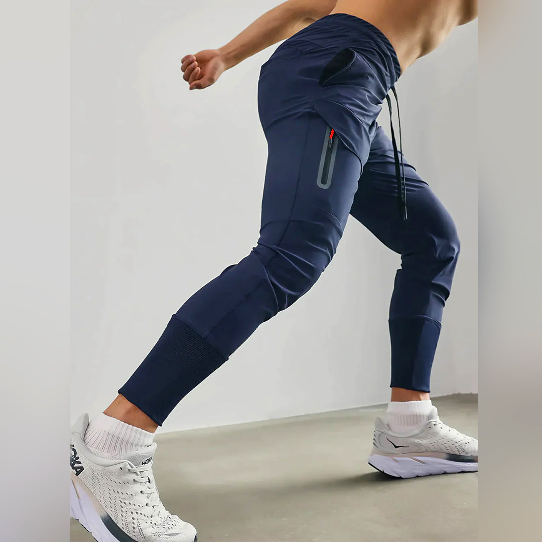 Zijaanzicht van zwarte sportkleding joggers met moderne tapered pasvorm.