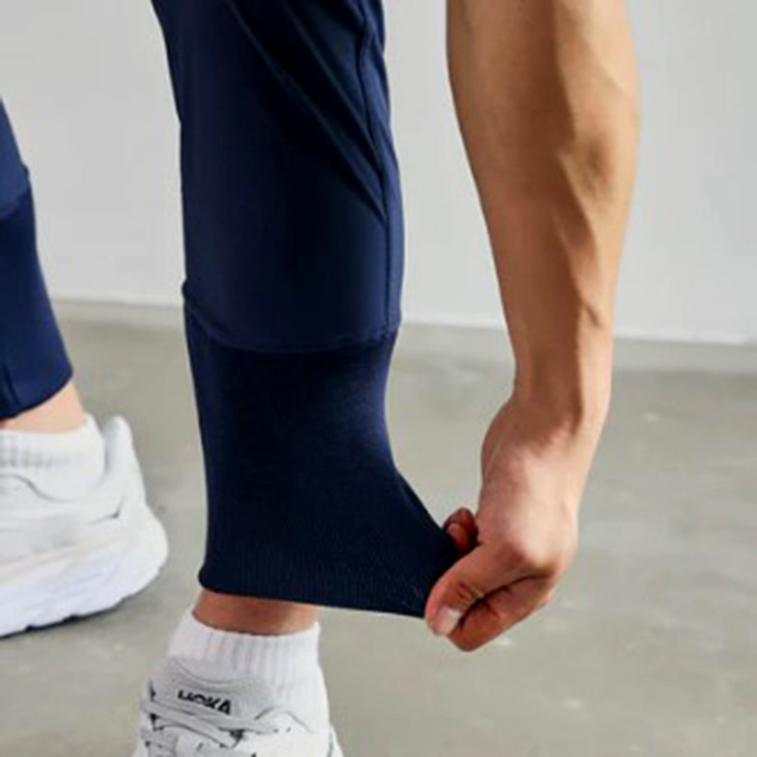 Comfortabele boord aan de onderkant van de grijze fitness broek voor heren.