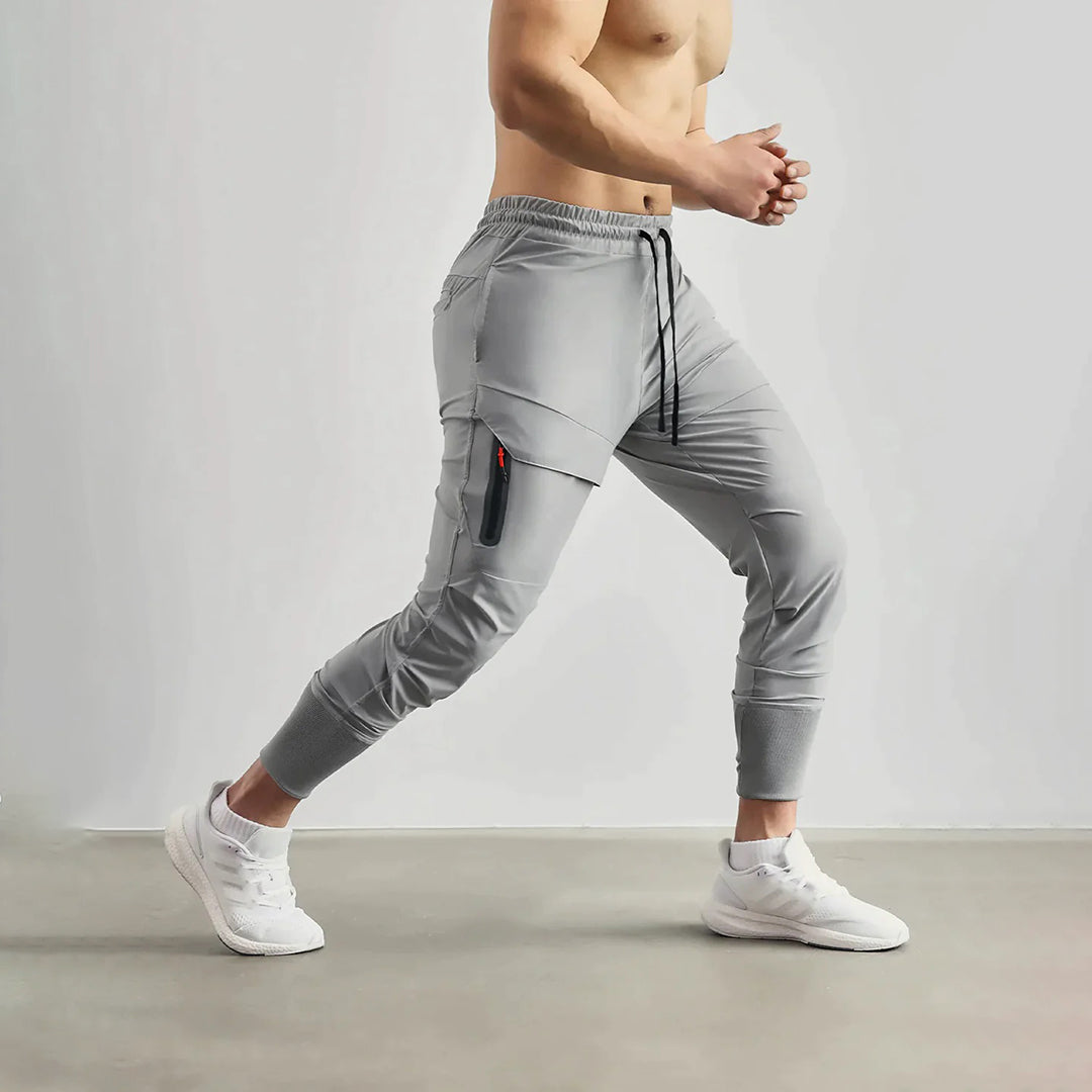 Man draagt grijze sport joggers van de zijkant tijdens het sporten