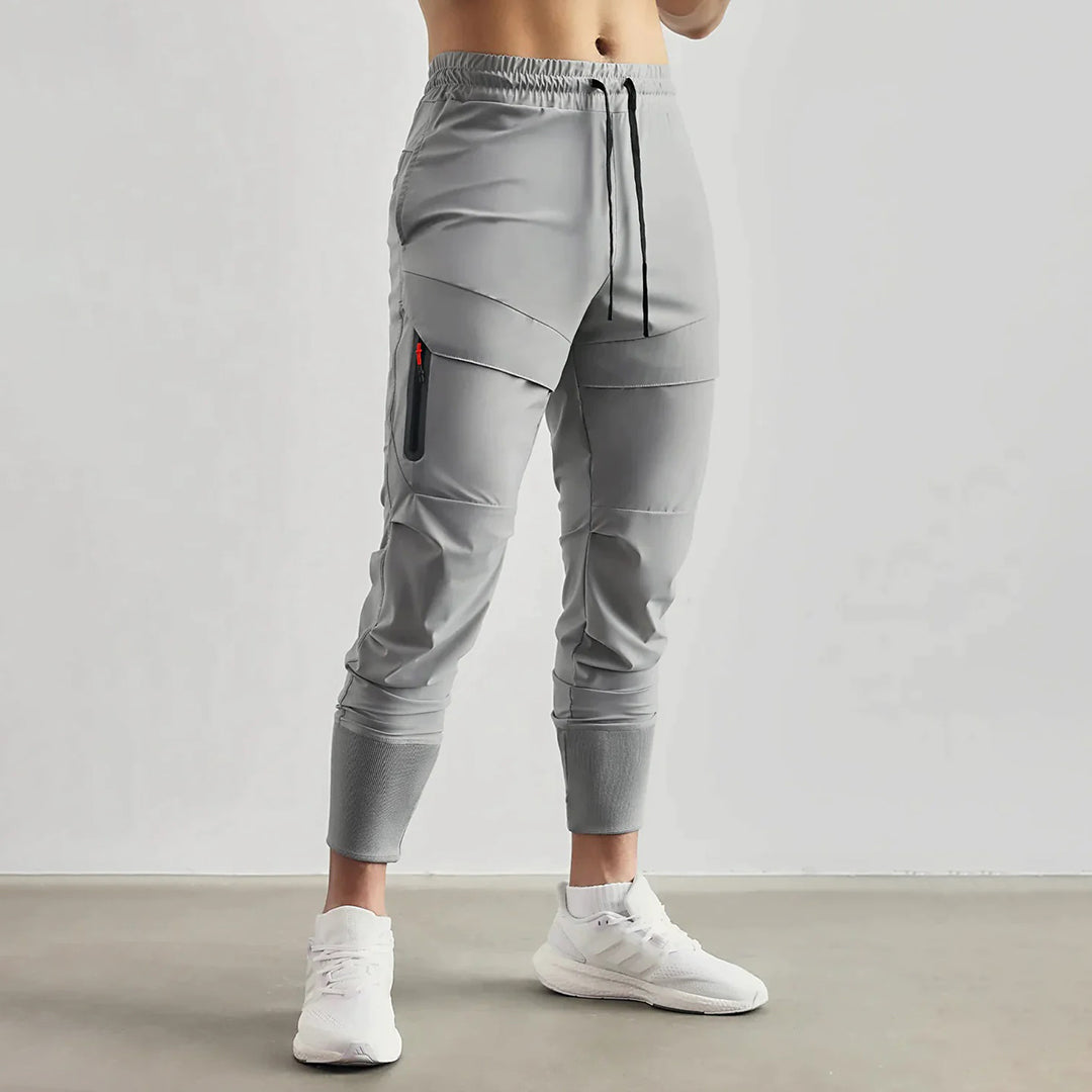Achterkant van de marineblauwe sportjoggers met flatlock naden tegen schuren.