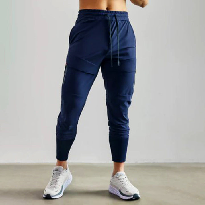 Volledige outfit met zwarte sport joggers en bijpassende fitness kleding.