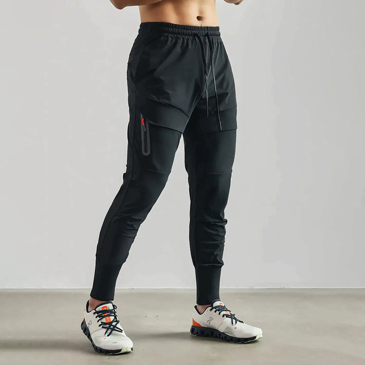 Detailopname van het aantrekkoord in de elastische taille van de heren sportbroek.