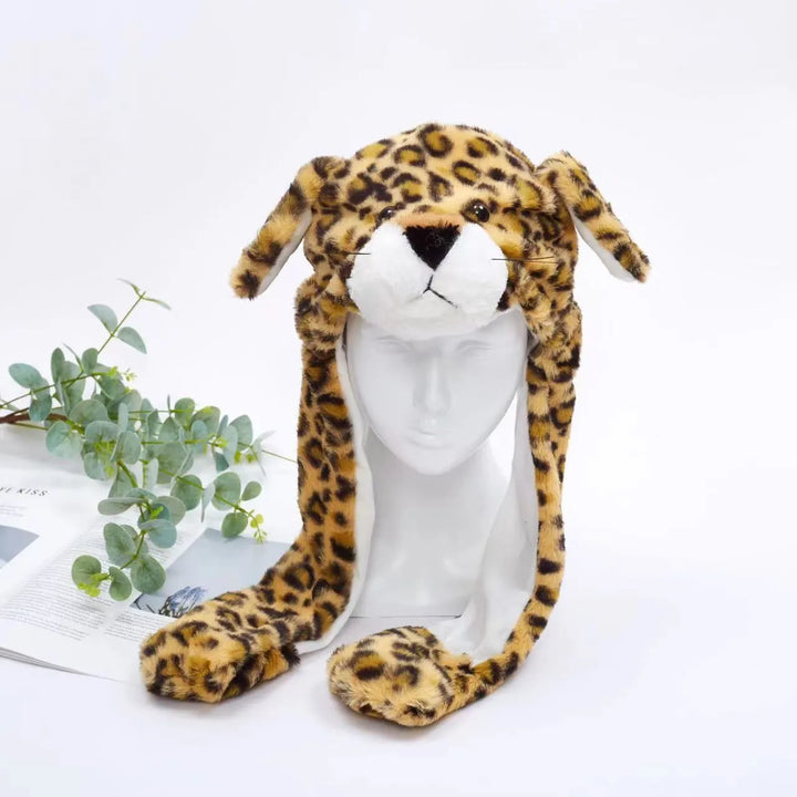 Zachte pluche muts met beweegbare konijnenoren. Comfortabel en speels accessoire.