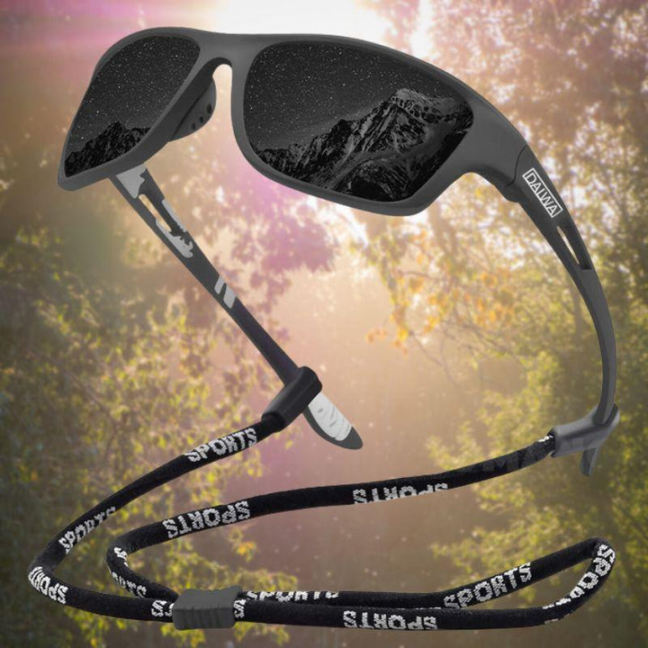 Stijlvolle unisex zonnebril getoond op een witte achtergrond, ideaal voor buitensport.