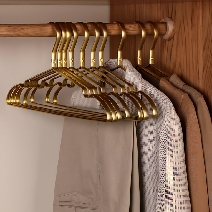 Luxe gouden anti-slip hangers, ruimtebesparend design voor een elegante garderobe.