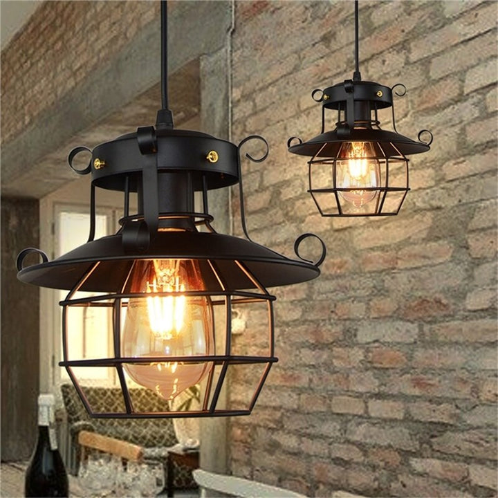 Industriële plafondlamp gehangen in een bakstenen loft-omgeving