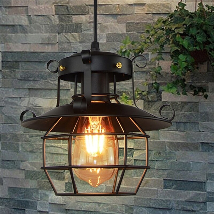 Vintage hanglamp van smeedijzer met stoer industrieel design voor de woonkamer