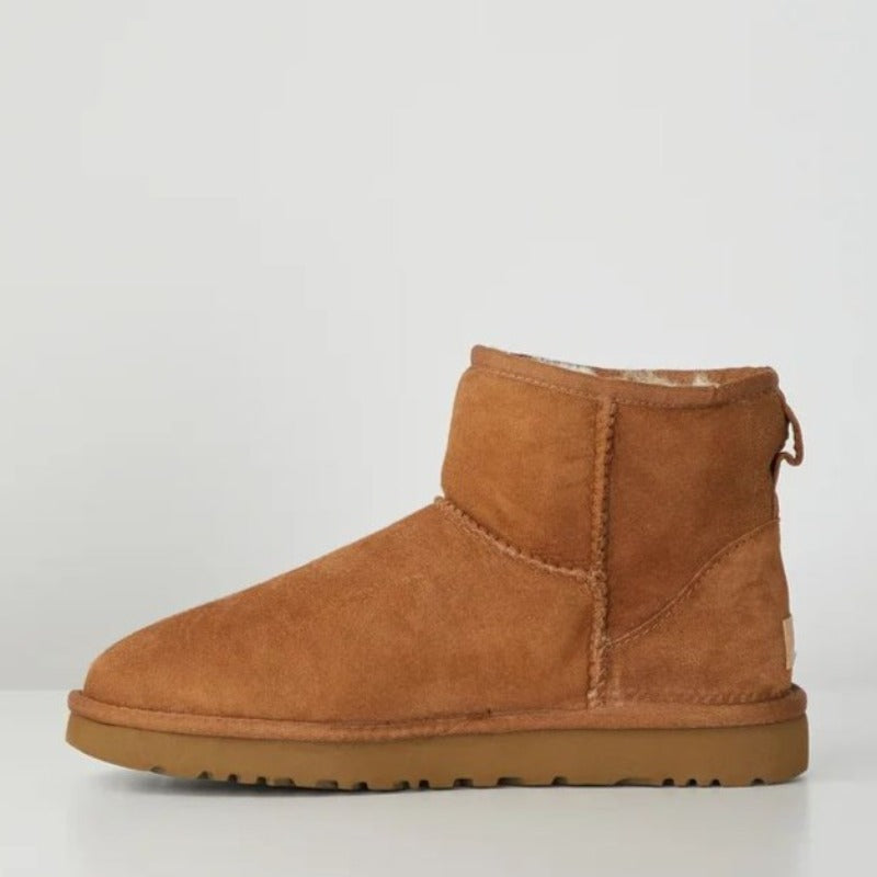 Zwarte dames mini laarzen, zachte voering. Comfortabele warme wintermode schoenen voor vrouwen.