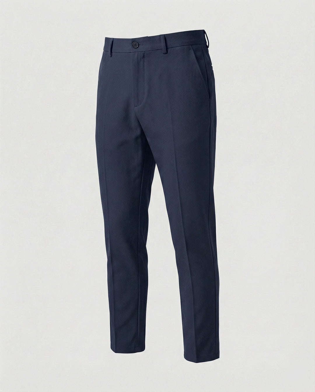 Detail van zakken en tailleband van een heren chino broek; rechte pasvorm voor zakelijke kleding.