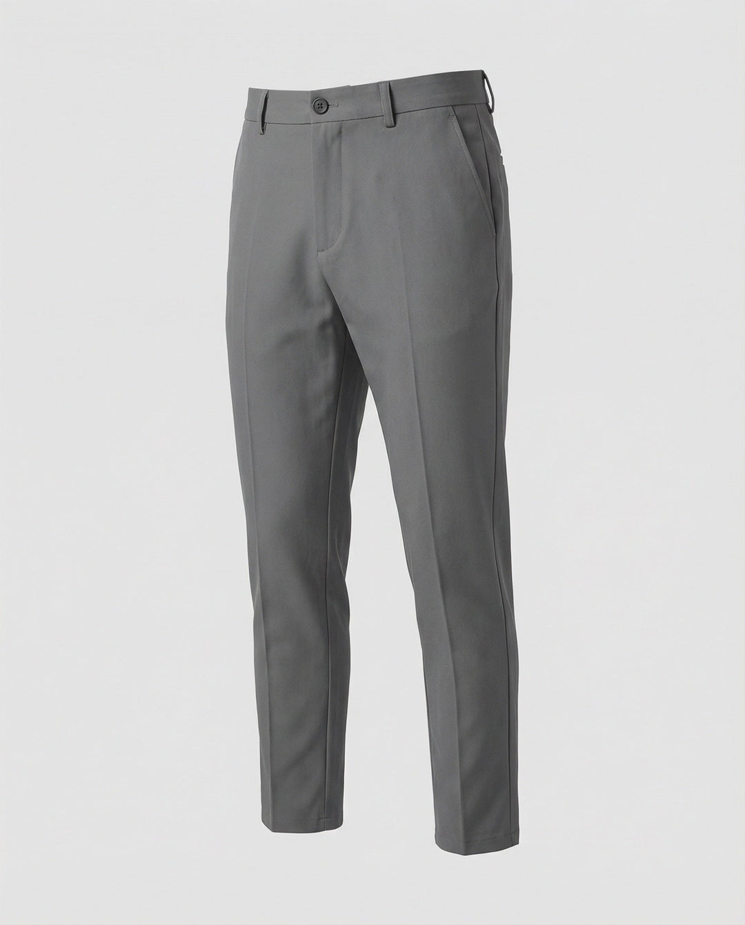 Model draagt stijlvolle heren chino broek met rechte pasvorm; veelzijdige geklede broek voor comfort.