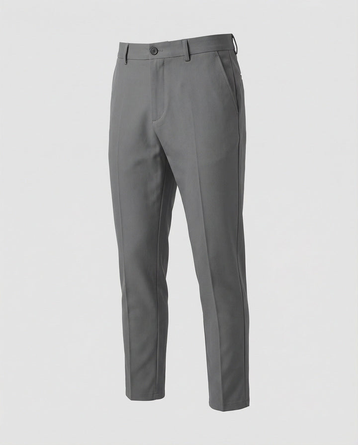 Model draagt stijlvolle heren chino broek met rechte pasvorm; veelzijdige geklede broek voor comfort.
