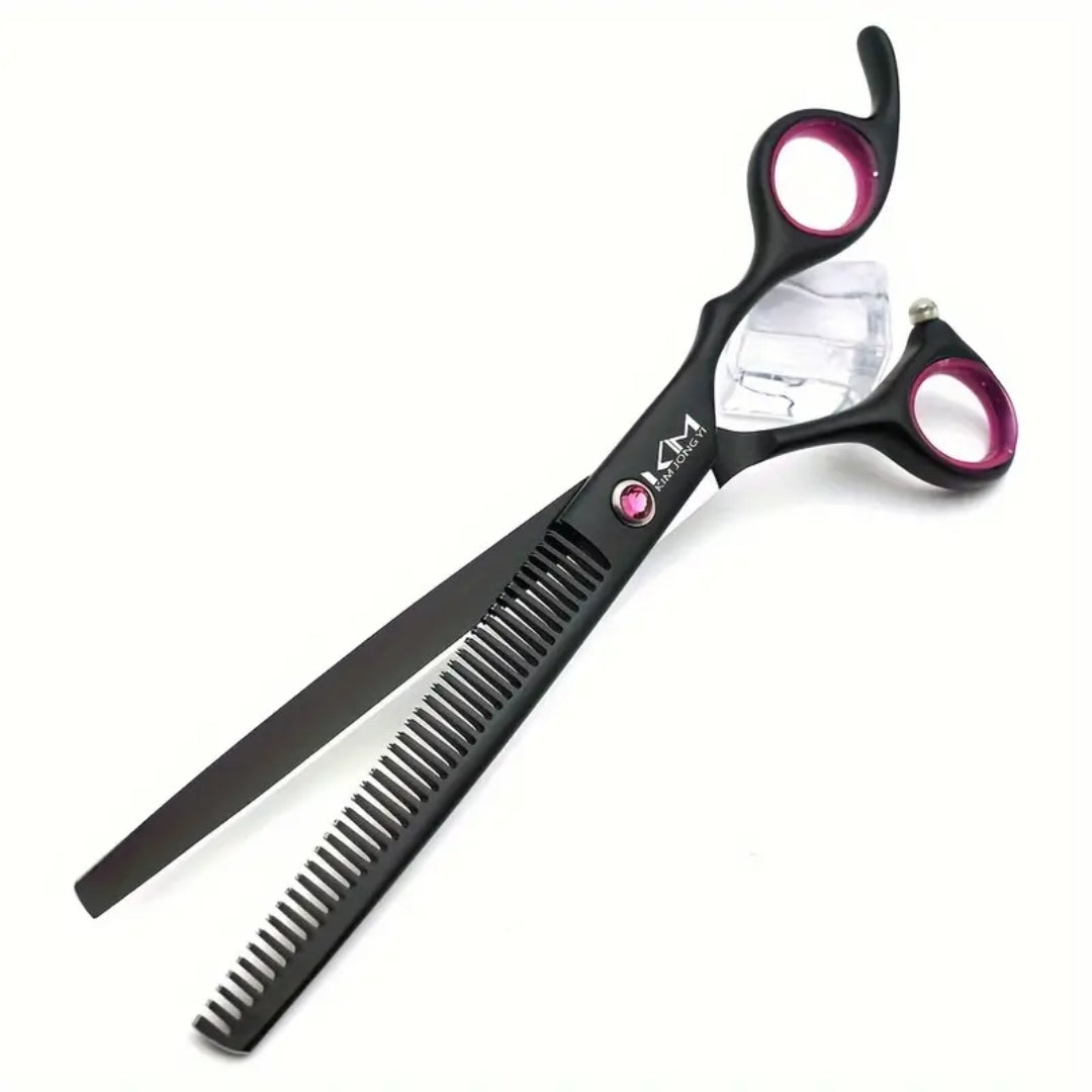 Detail van gebogen hondentrimschaar PrecisionPaw, ideaal voor nauwkeurig trimmen rond poten en gezicht.