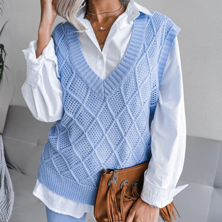 Gedetailleerde weergave van de trendy gebreide damestrui Angeza, ideaal voor comfort en stijl in herfst/winter.