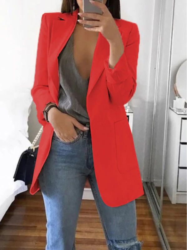 Vrouwelijke model poseert in een klassieke zwarte Slim-Fit Blazer Katie, perfect voor een zakelijke outfit.