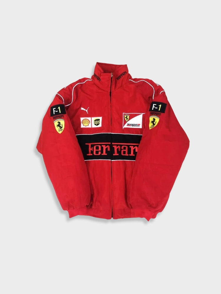Rode vintage racejas met opvallende sponsorpatches en zwarte accenten