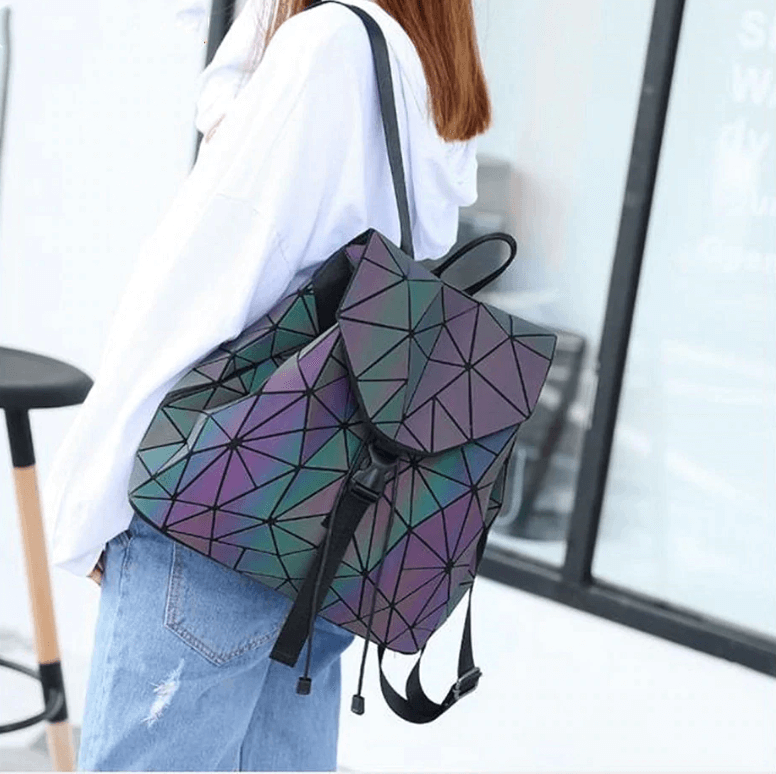 Geometrische reflecterende rugzak voor dames, lichtgevend en modieus accessoire.