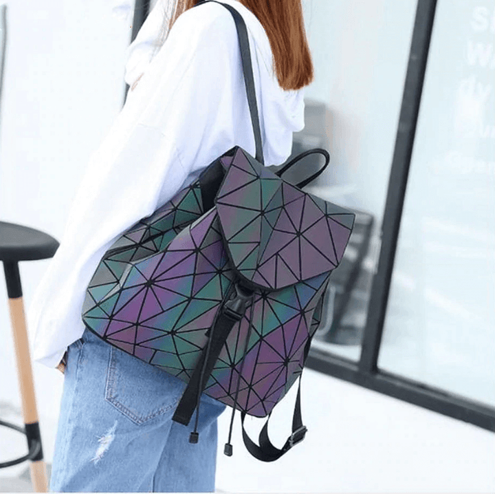 Geometrische reflecterende rugzak voor dames, lichtgevend en modieus accessoire.