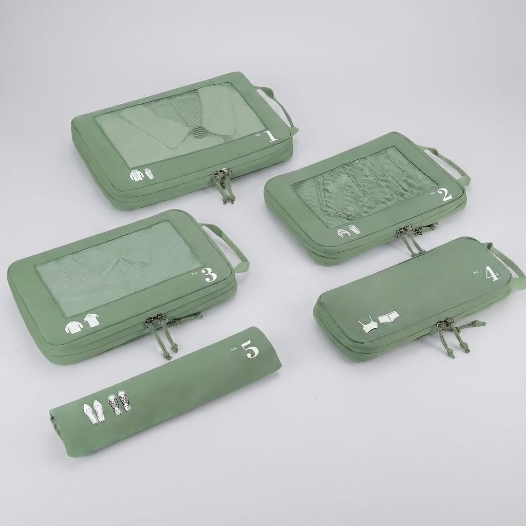 Diverse maten bagage organizers op een rij, klaar om je kleding geordend te houden voor je volgende reisavontuur.