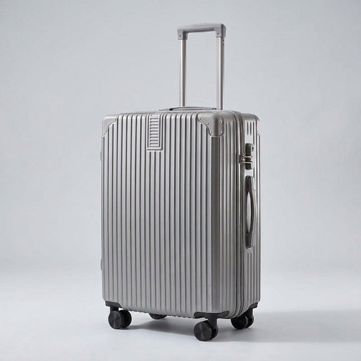 Zijaanzicht van de stijlvolle retro reiskoffer, met nadruk op de duurzame hoekbescherming en tijdloos design.