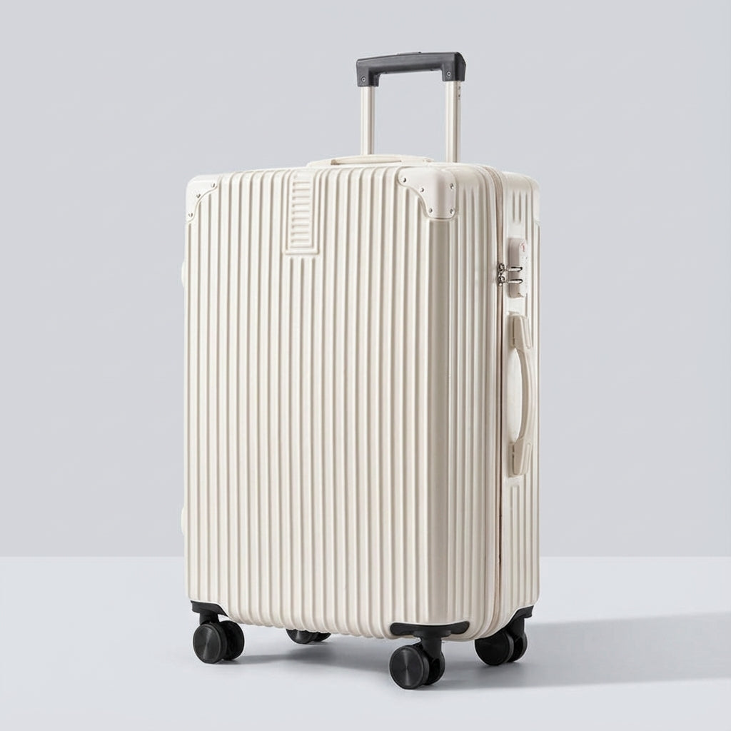 Vooraanzicht van een klassieke retro reiskoffer met stevige hoekbescherming, klaar voor je volgende avontuur.