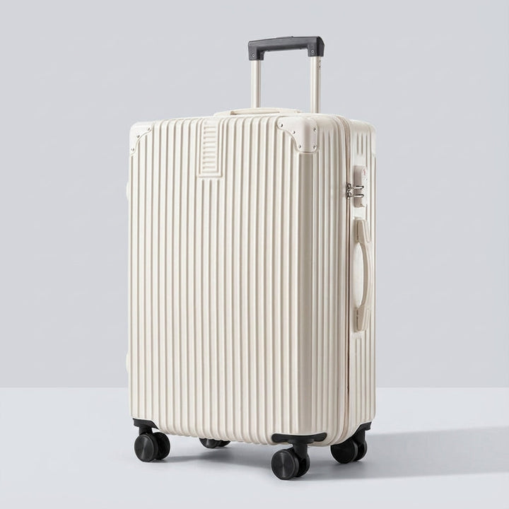 Vooraanzicht van een klassieke retro reiskoffer met stevige hoekbescherming, klaar voor je volgende avontuur.