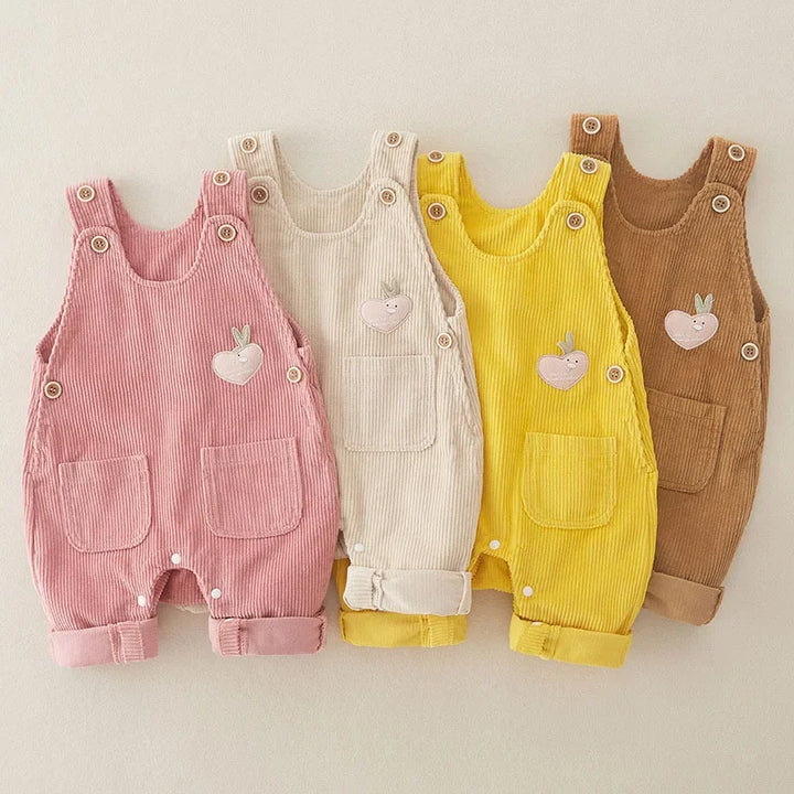 "Ribbed tuinbroek voor kinderen in trendy beige, ideaal voor comfort en speelplezier. Makkelijk wasbaar en ademend."