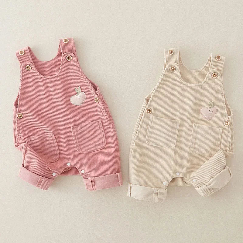 "Ribbed tuinbroek voor kinderen in trendy beige, ideaal voor comfort en speelplezier. Makkelijk wasbaar en ademend."