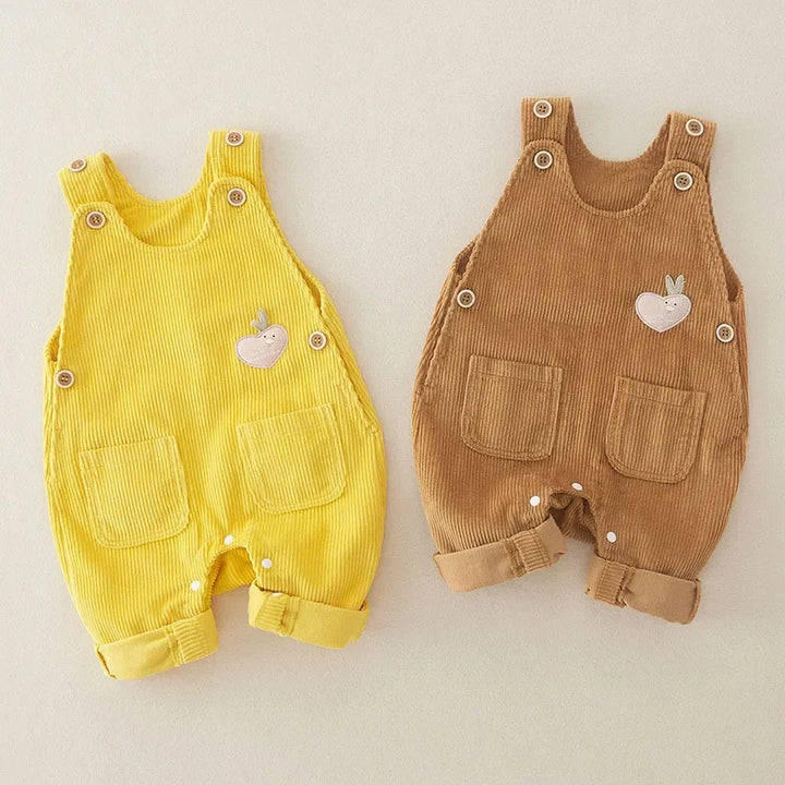 "Ribbed tuinbroek voor kinderen in trendy beige, ideaal voor comfort en speelplezier. Makkelijk wasbaar en ademend."