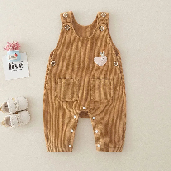 "Ribbed tuinbroek voor kinderen in trendy beige, ideaal voor comfort en speelplezier. Makkelijk wasbaar en ademend."
