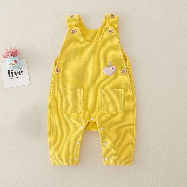 "Ribbed tuinbroek voor kinderen in trendy beige, ideaal voor comfort en speelplezier. Makkelijk wasbaar en ademend."