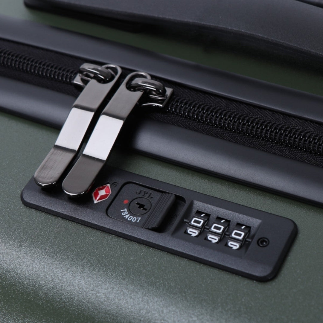 Robuuste hardcase koffers in drie maten voor flexibele reisopties.