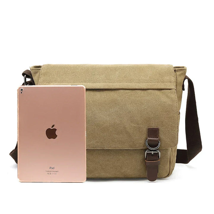 Grote blauwe canvas werktas met ruimte voor laptop en boeken, perfect als schooltas.