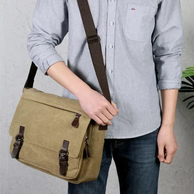 Stevige canvas schoudertas, ook als crossbody te dragen, voor dagelijkse behoeften.