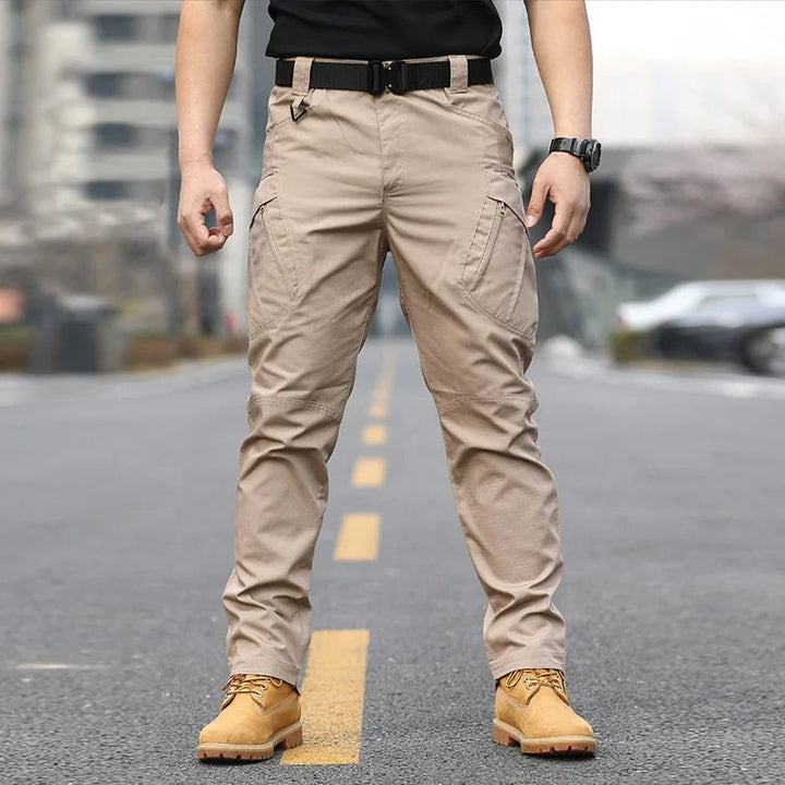 Robuuste heren tactische outdoor broek met multi-zakken, ideaal voor avontuur en werk.