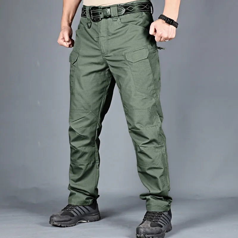 Duurzame tactische heren cargo broek, perfect voor outdoor activiteiten zoals wandelen en jagen.
