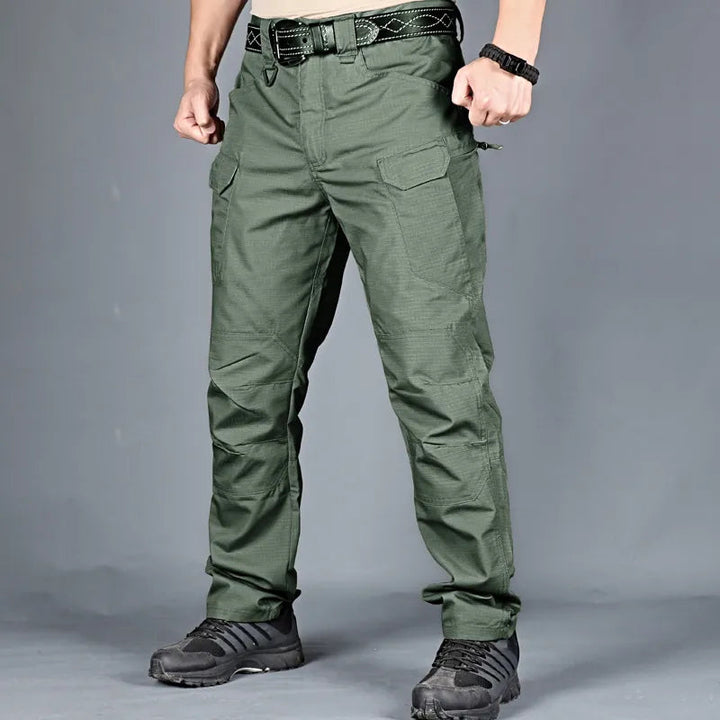 Duurzame tactische heren cargo broek, perfect voor outdoor activiteiten zoals wandelen en jagen.