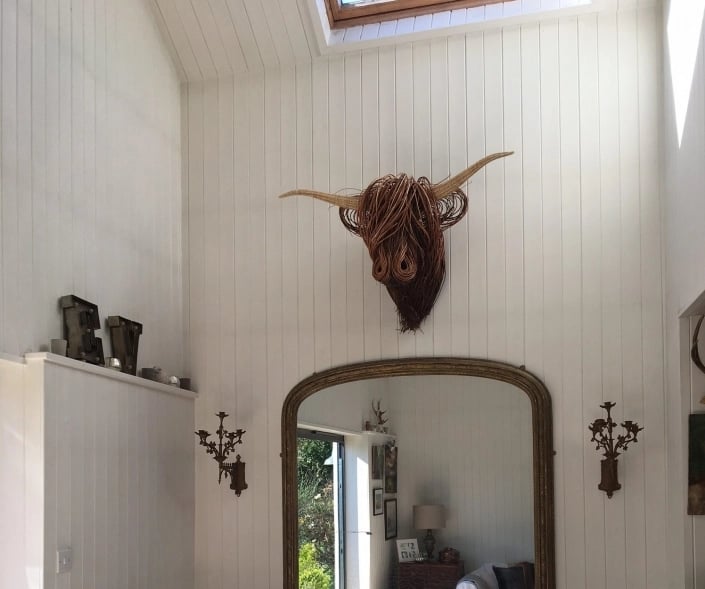 Koe wandsculptuur Bowie als unieke wanddecoratie. Prachtige dierenkunst voor woonkamer, hal of landelijk interieur.