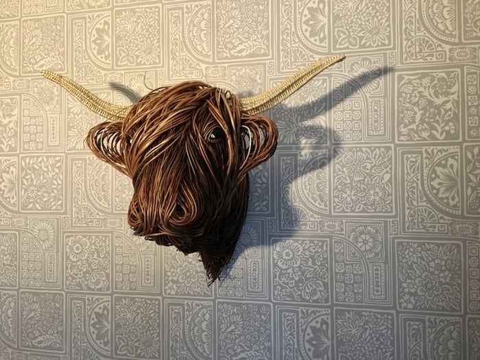Unieke handgemaakte koe wandsculptuur Bowie. Prachtige dierenkunst en rustieke decoratie voor een landelijk interieur.