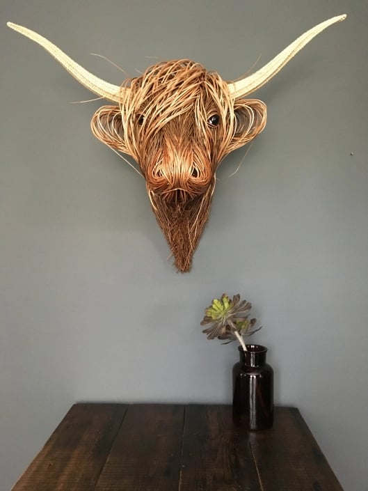Wandsculptuur 'Bowie' in de vorm van een koe. Robuuste, handgemaakte decoratie, een landelijke blikvanger voor je hal.