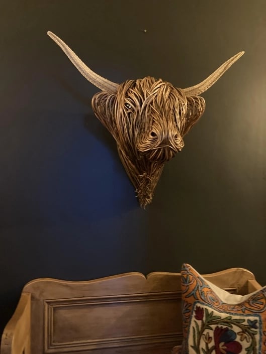 Landelijke koe wandsculptuur Bowie, handgemaakte decoratie. Unieke blikvanger en dierenkunst voor elk rustiek interieur.