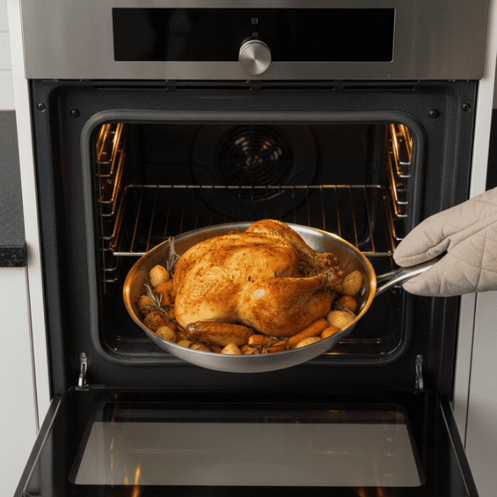 Sterke, coatingvrije koekenpan voor dagelijks gebruik. Geschikt voor inductie en alle kookplaten; duurzaam kookgerei.