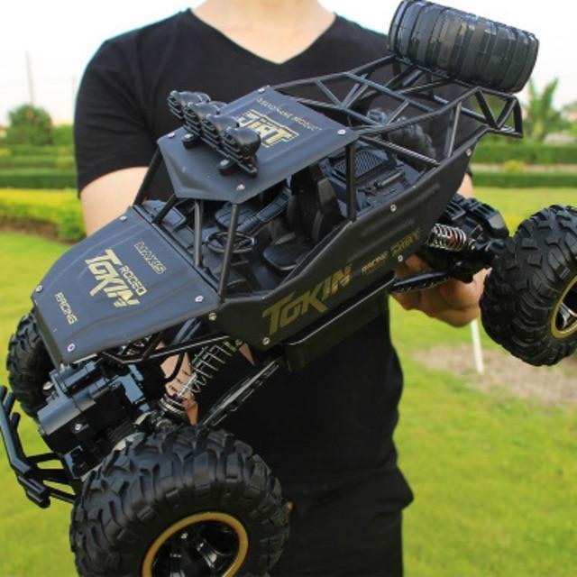 Robuuste RC monster truck 4x4, zwart met rode accenten, off-road speelgoed voor kinderen en avontuurlijk rijden.