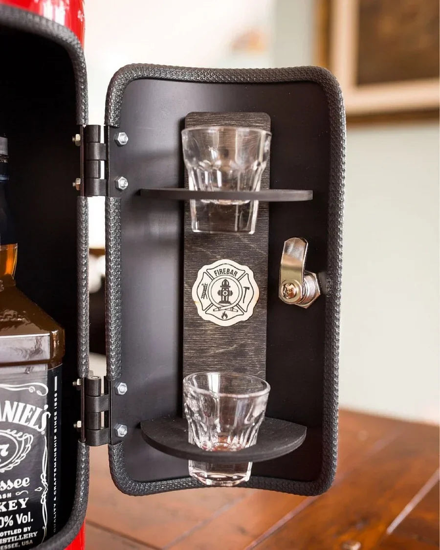 Gesloten brandblusser drankkast met verborgen geheimvak voor flessen wijn & sterke drank. Stijlvol.